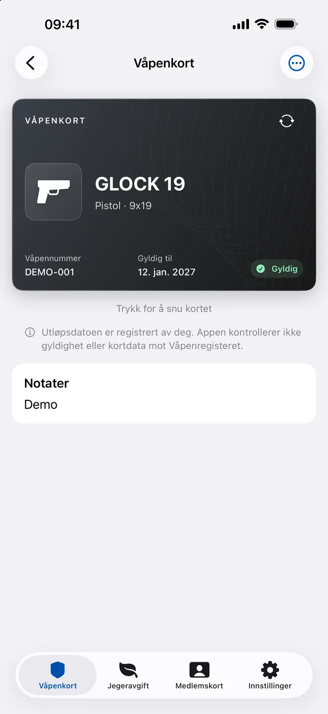 Eksempelkort i Våpenkort på iPhone. Trykk på kortet for å vise QR-koden på baksiden.